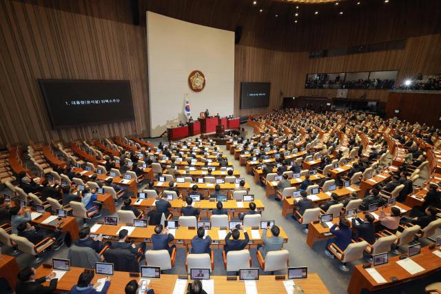 우원식 국회의장이 지난달 14일 국회에서 열린 제419회국회임시회 제4차 본회의에서 ‘대통령윤석열 탄핵소추안’ 가결을 선포하고 있다 사진유대길 기자 dbeorlf123ajunewscom