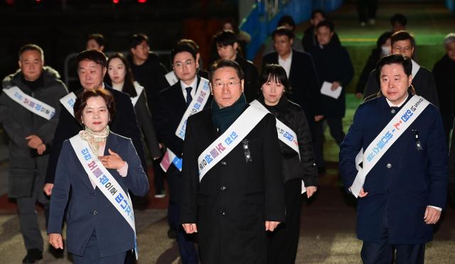 유정복 인천광역시장이 2일 인천항연안여객터미널에서 여객선 안전점검을 하고 있다 사진인천시