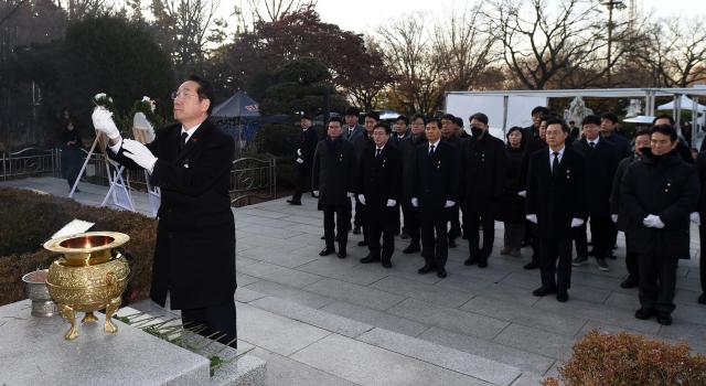 유정복 인천광역시장이 2일 2025년 을사년 새해를 맞아 미추홀구 수봉공원 현충탑에서 참배를 하고 있다 사진인천시