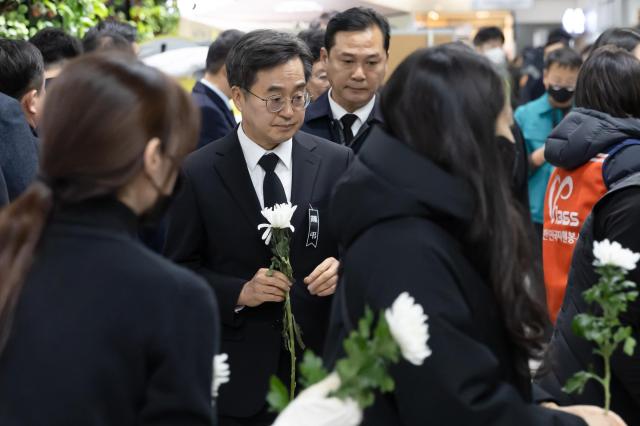 1일 오후 김동연 경기도지사가 무안공항에 설치된 합동분향소를 찾아 조문하고 있다 사진경기도