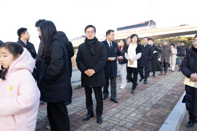 1일 오후 김동연 경기도지사가 무안공항에 설치된 합동분향소를 방문하여 조문하기 위해 대기하고 있다 사진경기도