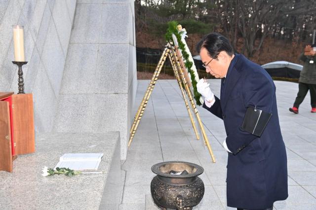 이현재 하남시장이 2일 열린 신년 참배식에서 검단산 현충탑에 분향하고 있다 사진하남시