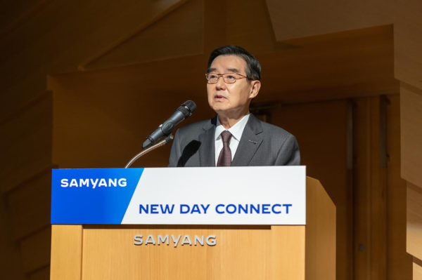 2일 판교 디스커버리센터에서 열린 ‘2025년 삼양 NEW DAY CONNECT’에서 삼양홀딩스 김윤 회장이 임직원들에게 신년 메시지를 전하고 있다 사진삼양그룹