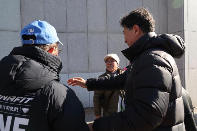 A verbal altercation breaks out between pro-President supporters and protesters demanding impeachment at a rally near the Presidential residence in Hannam-dong Seoul on Jan 2 2025 AJP Han Jun-gu