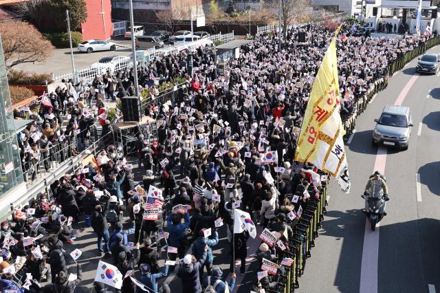 Protesters chant slogans supporting the President at a rally near the Presidential residence in Hannam-dong Seoul on Jan 2 2025 AJP Han Jun-gu