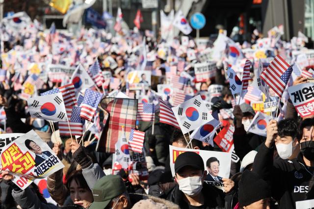 Protesters chant slogans supporting the President at a rally near the Presidential residence in Hannam-dong Seoul on Jan 2 2025 AJP Han Jun-gu