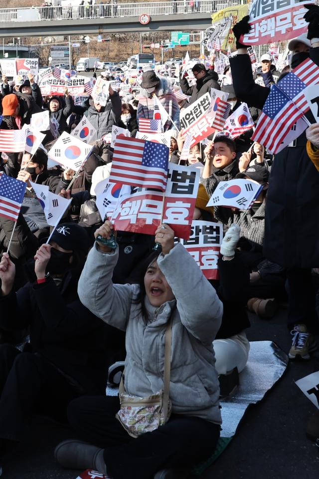 Protesters chant slogans supporting the President at a rally near the Presidential residence in Hannam-dong Seoul on Jan 2 2025 AJP Han Jun-gu