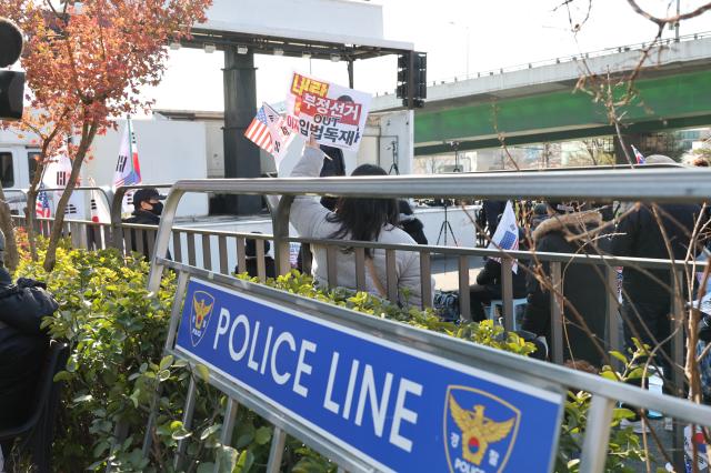 Protesters chant slogans supporting the President at a rally near the Presidential residence in Hannam-dong Seoul on Jan 2 2025 AJP Han Jun-gu