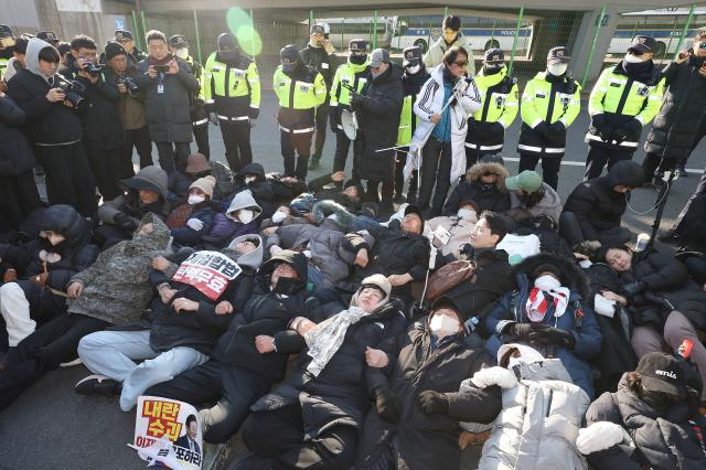 고위공직자범죄수사처가 내란 수괴우두머리·직권남용 혐의를 받는 윤석열 대통령의 체포영장을 유효기간인 6일 이전에 집행하겠다고 밝힌 가운데 2일 서울 용산구 한남동 대통령 관저 정문 앞에 지지자들이 도로에 누워 있다 사진연합뉴스