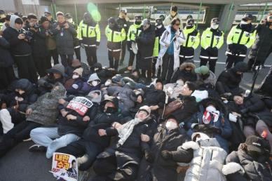 [속보] 경찰, 윤석열 체포 저지농성 지지자들 강제해산 시작