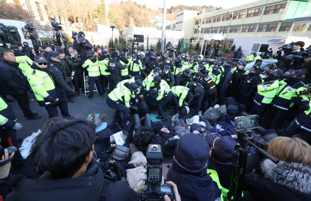 [포토] 대통령 관저 앞 지지자 해산시키는 경찰