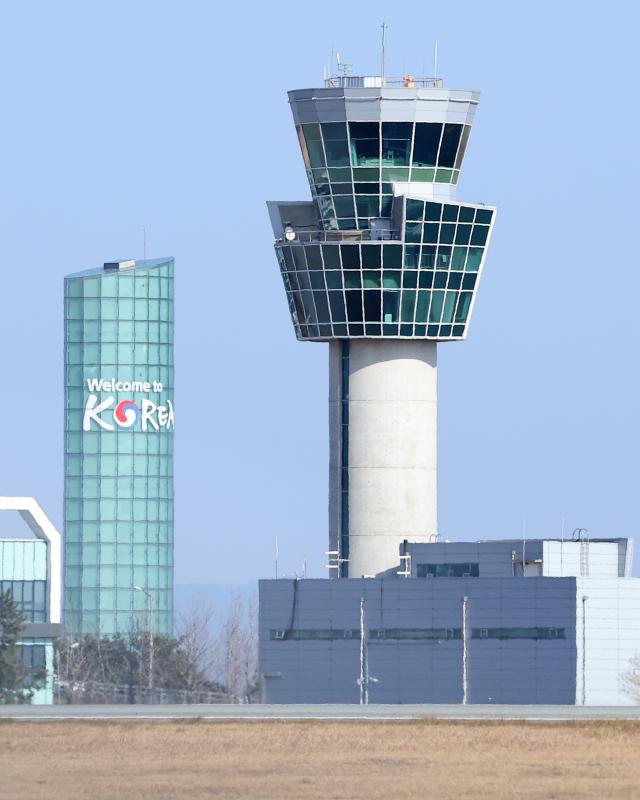  2일 전남 무안군 무안국제공항 제주항공 여객기 참사 현장에서 관제탑이 보이고 있다 전남경찰청 제주항공 여객기 사고 수사본부는 이날 한국공항공사 무안국제공항 담당 부서 사무실과 관제탑 등을 대상으로 압수수색 영장을 집행했다 202512 사진연합뉴스