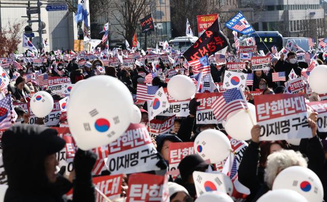 법원이 12·3 비상계엄 사태로 내란 혐의를 받는 윤석열 대통령에 대한 체포영장을 발부한 31일 서울 용산구 한남동 대통령 관저 인근에서 윤 대통령 지지자들이 탄핵 반대 주사파 척결 등을 요구하며 시위하고 있다 사진연합뉴스