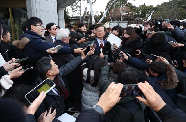 27일 오후 윤석열 대통령의 법률대리인인 윤갑근 변호사가 탄핵심판 사건 첫 번째 변론준비기일을 마친 뒤 서울 종로구 헌법재판소 심판정을 나서며 취재진 질문에 답하고 있다 사진연합뉴스 