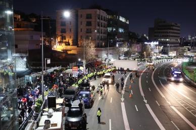 공수처, 과천청사서 출발...尹 체포영장 집행 작업 착수