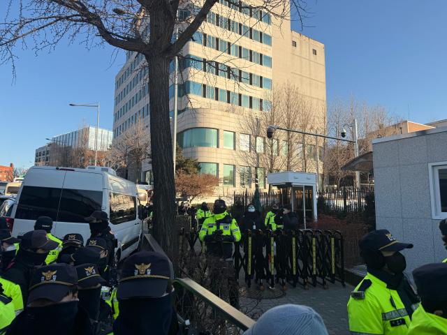 고위공직자범죄수사처가 체포영장을 집행 중인 용산구 한남동 대통령 관저 앞 사진송승현 수습기자