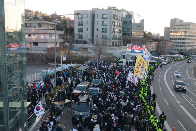 고위공직자범죄수사처공수처가 3일 오전 윤석열 대통령에 대한 체포영장 집행에 나선 가운데 서울 용산구 한남동 관저 앞에 모인 지지자들이 집회를 하고 있다 20250103사진유대길 기자 dbeorlf123ajunewscom