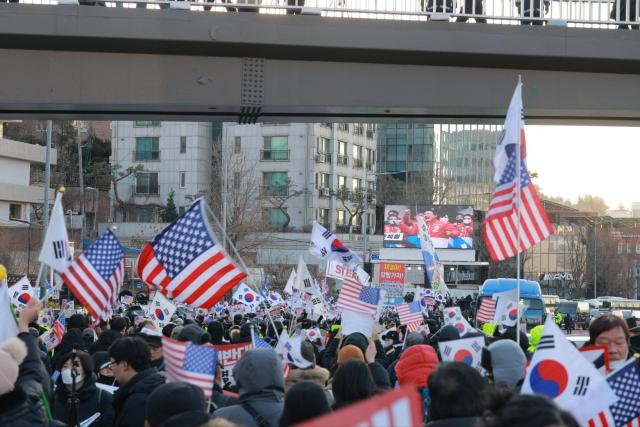 고위공직자범죄수사처공수처가 3일 오전 윤석열 대통령에 대한 체포영장 집행에 나선 가운데 서울 용산구 한남동 관저 앞에 모인 지지자들이 집회를 하고 있다 20250103사진유대길 기자 dbeorlf123ajunewscom