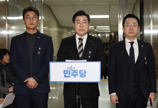 박찬대 더불어민주당 원내대표가 3일 오후 국회에서 체포영장 집행 중지 관련 입장을 발표하고 있다 사진연합뉴스