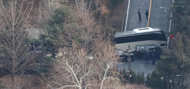 고위공직자범죄수사처가 윤석열 대통령의 체포영장 집행에 나선 3일 서울 용산구 한남동 대통령 관저 경내 도로를 대통령 경호 인원들이 차량으로 막고 있다 사진연합뉴스 