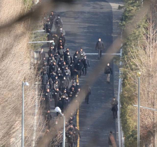 Investigators leave President Yoon Suk Yeols official residence in Hannam-dong Seoul on Dec 2 2025 AJP Han Jun-gu