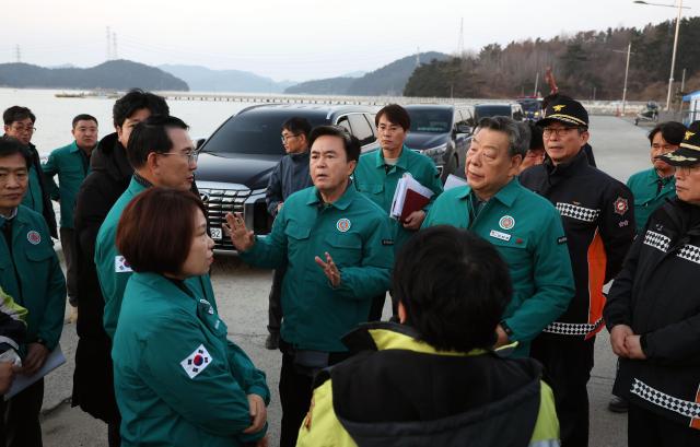 김태흠 도지사 서해호 전복 현장 방문 모습사진충남도