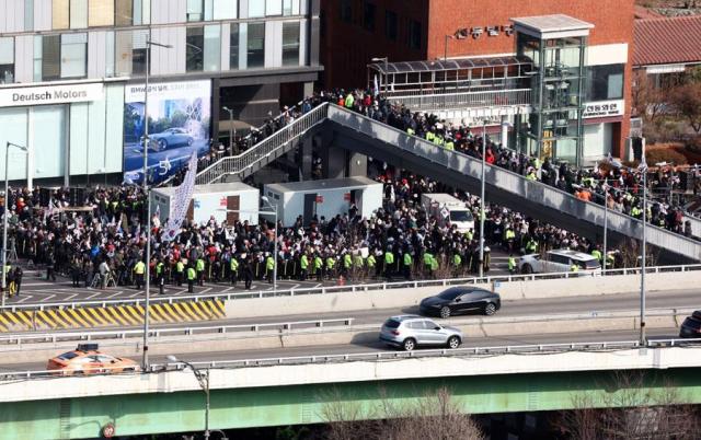 Police control traffic as people gather near President Yoon Suk Yeols official residence in Hannam-dong Seoul on Jan 3 2025 Yonhap