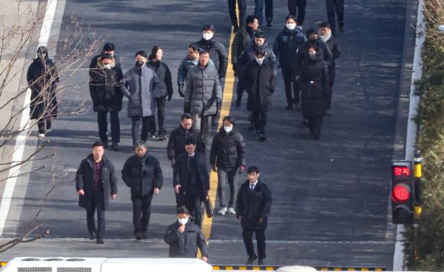 위공직자범죄수사처 이대환 부장검사 등 수사관들이 3일 서울 용산구 한남동 윤석열 대통령 관저에서 체포영장 집행에 실패한 뒤 철수하고 있다 사진연합뉴스