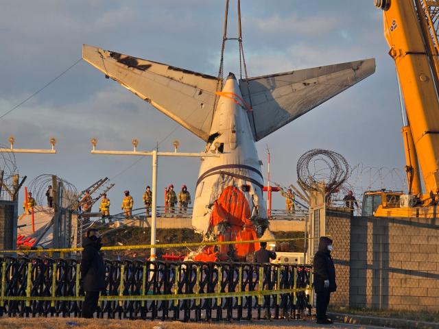 항공철도사고조사위원회사조위는 무안공항 제주항공 여객기 참사 엿새째인 3일 오후 5시께 콘크리트 둔덕 옆에서 여객기 꼬리부분을 들어올리고 있다 사진김옥현 기자