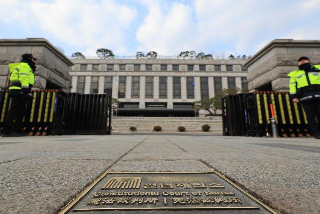 문형배 헌법재판소장 권한대행 주재 재판관 회의가 예정된 30일 서울 종로구 헌재 모습 6명의 헌법재판관은 이날 윤석열 대통령 탄핵심판 외에도 한덕수 국무총리 탄핵심판의 절차와 방식 등을 검토할 전망이다사진연합뉴스