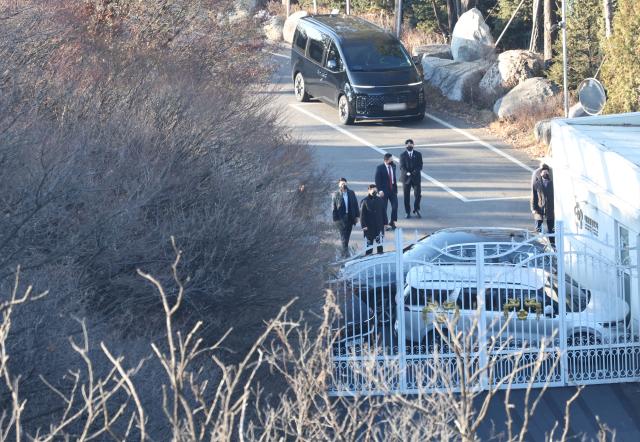 고위공직자범죄수사처가 윤석열 대통령의 체포영장 집행에 나선 3일 서울 용산구 한남동 대통령 관저 경내에서 대통령 경호처 인원들이 철문 앞을 차량으로 막고 있다 사진연합뉴스