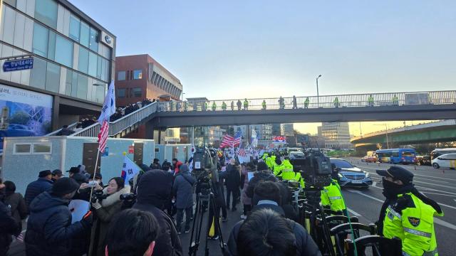 고위공직자범죄수사처공수처가 3일 오전 윤석열 대통령에 대한 체포영장 집행에 나선 가운데 서울 용산구 한남동 관저 앞에 모인 지지자들이 집회를 하고 있다 사진유대길 기자 dbeorlf123ajunewscom