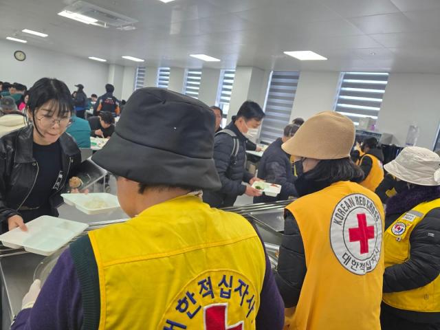 무안국제공항 별관에서 지난 3일 제주항공 여객기 사고와 관련해 대한적집자사 전남지사가 유가족 및 관계자들에게 식사를 제공하는 봉사활동을 하고 있다사진김옥현 기자