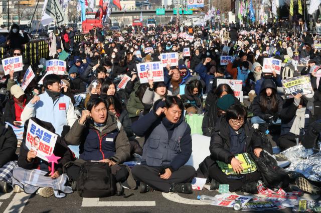  4일 서울 용산구 한남동 대통령 관저 인근에서 민주노총 등 진보단체 회원들이 탄핵 찬성 집회를 하고 있다 사진연합뉴스