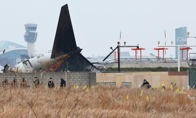 전남 무안군 무안국제공항 제주항공 여객기 충돌 지점이 가벽으로 가려져 있다 사진연합뉴스