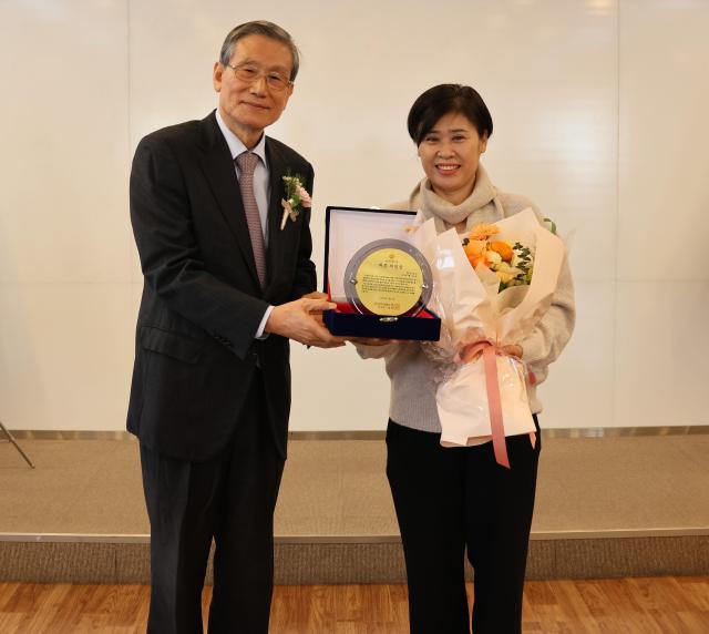 고영한왼쪽 공익사단법인 정 이사장과 김옥란 푸른고래 리커버리센터 센터장이 시상 후 기념촬영을 하고 있다 사진법무법인 바른