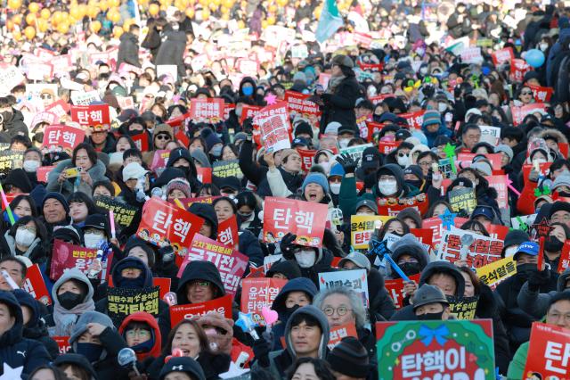 지난달 14일 오후 서울 영등포구 여의도 국회 앞에서 열린 윤석열 대통령 탄핵 촉구 집회에서 참석자들이 구호를 외치고 있다 사진유대길 기자 dbeorlf123ajunewscom