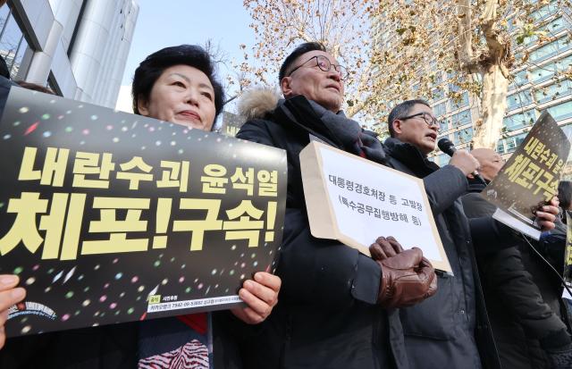 3일 오후 서울 중구 경찰청 국가수사본부 앞에서 윤석열즉각퇴진·사회대개혁비상행동 주최로 열린 내란수괴 윤석열 체포방해 경호처장 등 고발 기자회견에서 윤복남 민변 대표가 발언하고 있다 사진연합뉴스