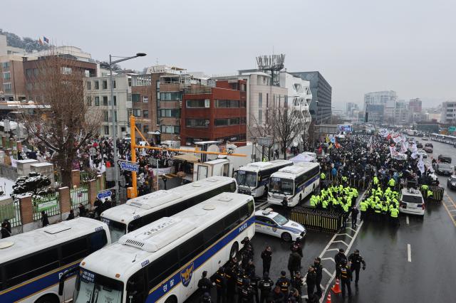 5일 서울 용산구 대통령 관저 인근에서 보수왼쪽·진보오른쪽 단체가 대통령 체포 및 탄핵 관련 찬반의 목소리를 내고 있다 사진연합뉴스