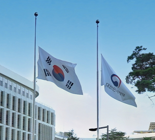 보훈부, 고 이영도 산림청 구조대원 안장일 조기 게양