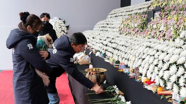 무안국제공항 제주항공 여객기 참사로 주인을 잃은 반려견 푸딩이가 5일 오후 서울시청 본관 앞에 마련된 희생자 합동분향소를 방문하고 있다 푸딩이는 제주항공 참사 희생자 중 최고령자인 80세 A씨가 키우는 반려견이었다 A씨는 가족 8명과 함께 팔순 축하 해외 여행을 떠났다가 돌아오지 못했다 사진연합뉴스