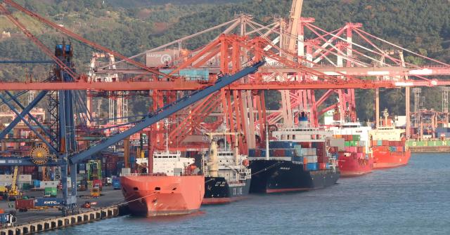 South Koreas export gap with China, US narrows to 21-year low