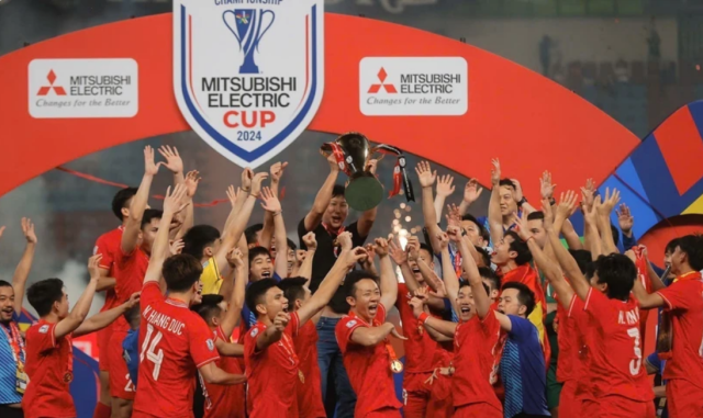 Việt Nam nâng cúp vô địch AFF Cup 2024 ngay trên sân của Thái Lan ẢnhTTXVN