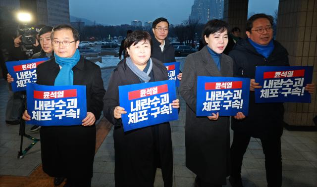 김승원 국회 법제사법위원회 더불어민주당 간사를 비롯한 위원들이 지난 5일 오후 경기도 과천시 중앙동 정부과천종합청사 고위공직자범죄수사처공수처를 항의 방문하고 있다 사진연합뉴스