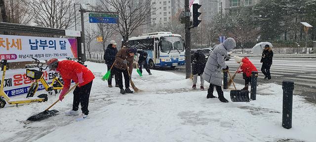 미사2동 주민들이 지난 5일 제설작업에 동참하는 모습 사진하남시