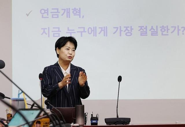 윤희숙 전 국민의힘 의원이 6일 오전 서울 여의도 국회 의원회관에서 국민의힘 소장파 모임인 첫목회가 주최한 초청강연에서 연금개혁 국민의힘이 사활을 걸어야 하는 이유라는 주제로 강연하고 있다 사진연합뉴스
