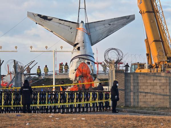 항공철도사고조사위원회사조위는 무안공항 제주항공 여객기 참사 엿새째인 3일 오후 5시께 콘크리트 둔덕 옆에서 여객기 꼬리부분을 들어올리고 있다 사진김옥현 기자
