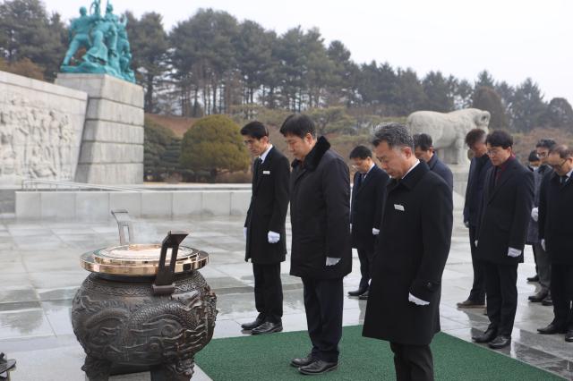 김영신 기정원장가운데이 순국선열과 호국영령의 넋을 기리기 위해 참배하고 있다 사진기정원