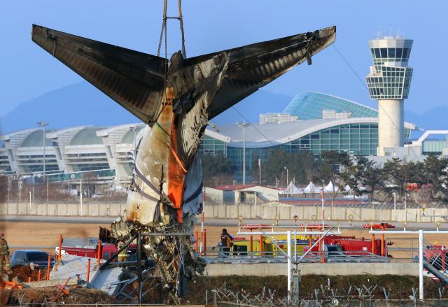 무안공항 사고 여객기 동체
    무안연합뉴스 조남수 기자  제주항공 여객기 참사 6일째인 3일 오후 전남 무안국제공항 사고 현장에서 동체의 꼬리날개 부분 인양 작업이 진행되고 있다 