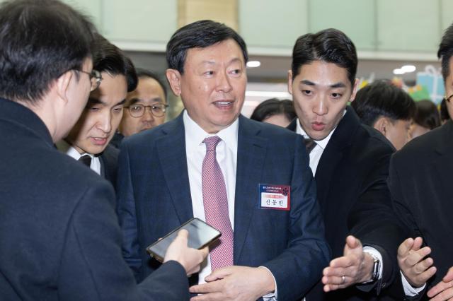 신동빈 롯데그룹 회장이 2일 오전 서울 영등포구 중소기업중앙회에서 열린 2024년 경제계 신년 인사회에 참석하고 있다 20240102사진유대길 기자 dbeorlf123ajunewscom